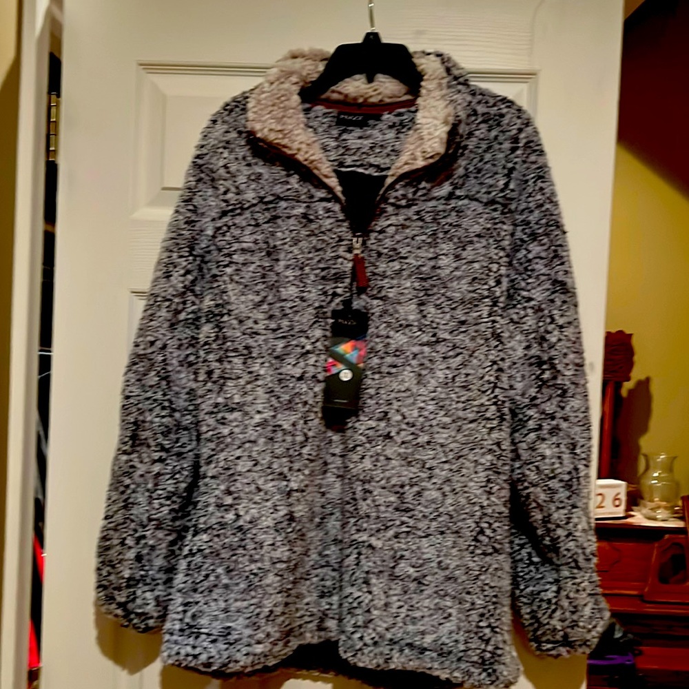 Black and white soft Sherpa pullover. Never been worn. Size XXL